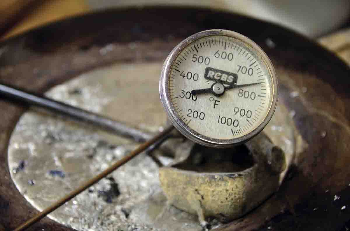 A thermometer used to measure lead temperature.